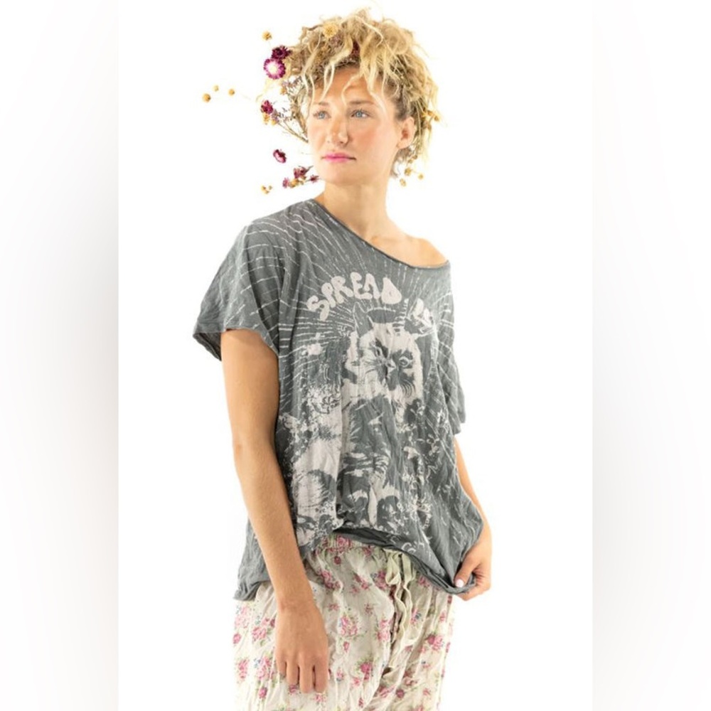 WORN ONCE spread love t boyfriend cut magnolia Pearl
